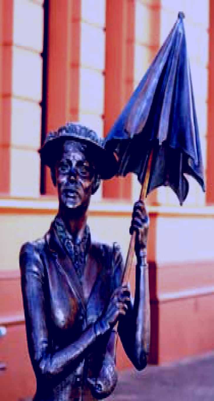 SubjectCoach | Mary Poppins Statue