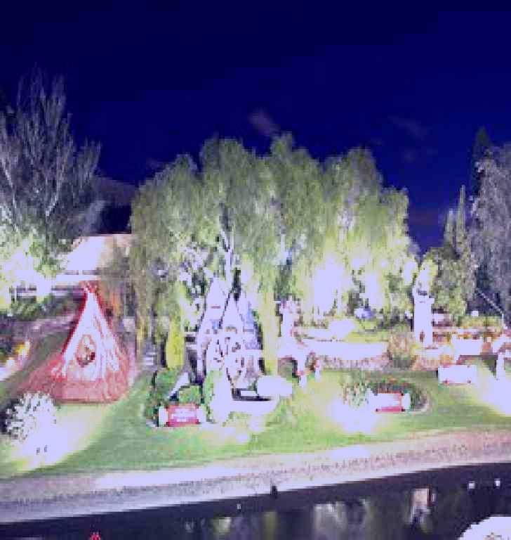 SubjectCoach | Christmas Riverbank Display
